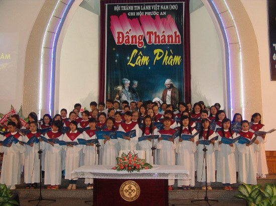 Ban hát lễ Hội Thánh Phước An tôn vinh Chúa